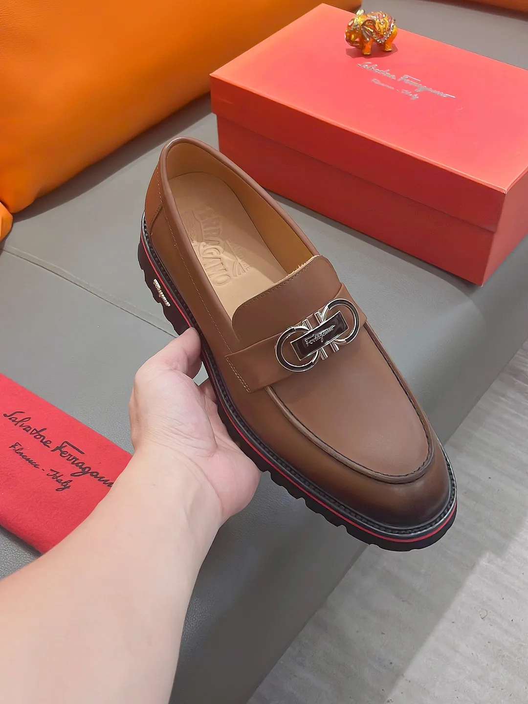 Men's shoes FERRAGAMO "Ferragamo" P540 Regular size: 39-44 (38, 45, 46, 47 customized) (suit shoes) Product materials: Selected first-layer cowhide upper, imported sheepskin lining; original outsole.
